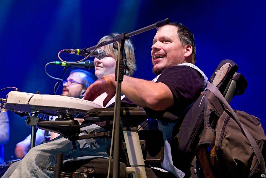 Jirka Mádl moderoval koncert pro Arpidu 