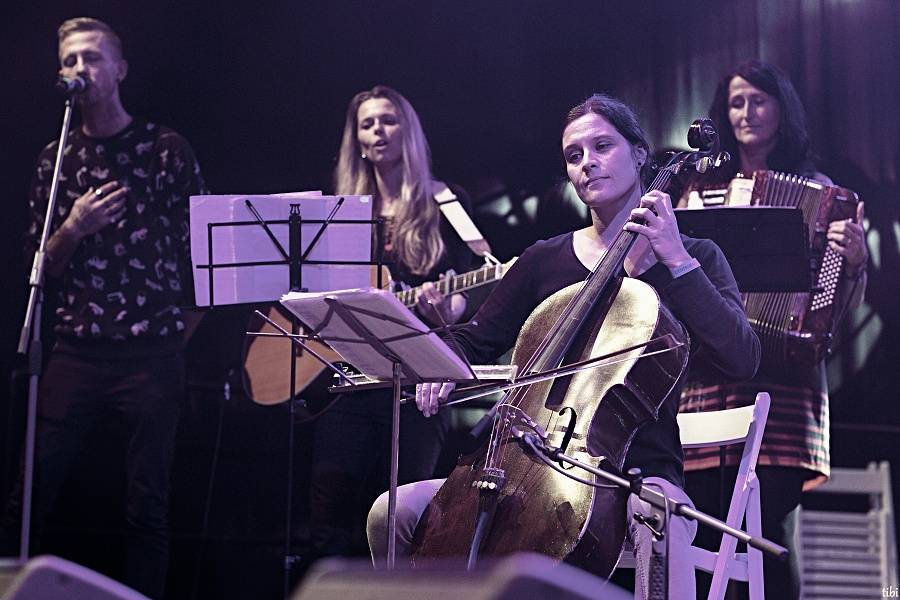 Jirka Mádl moderoval koncert pro Arpidu 