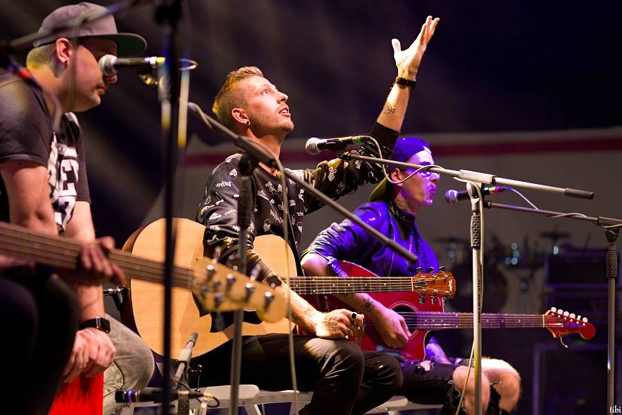 Jirka Mádl moderoval koncert pro Arpidu 