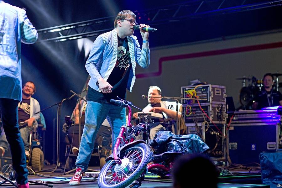 Jirka Mádl moderoval koncert pro Arpidu 