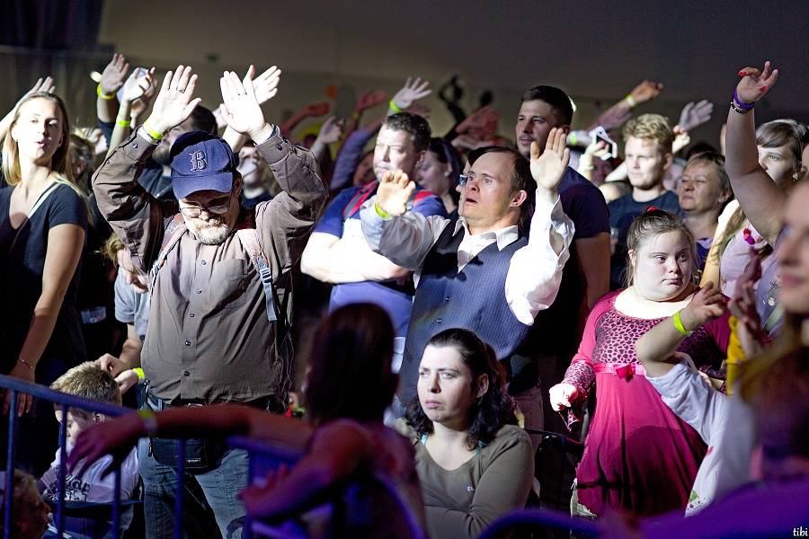 Jirka Mádl moderoval koncert pro Arpidu 