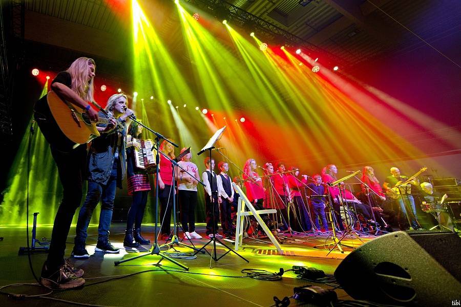 Jirka Mádl moderoval koncert pro Arpidu 