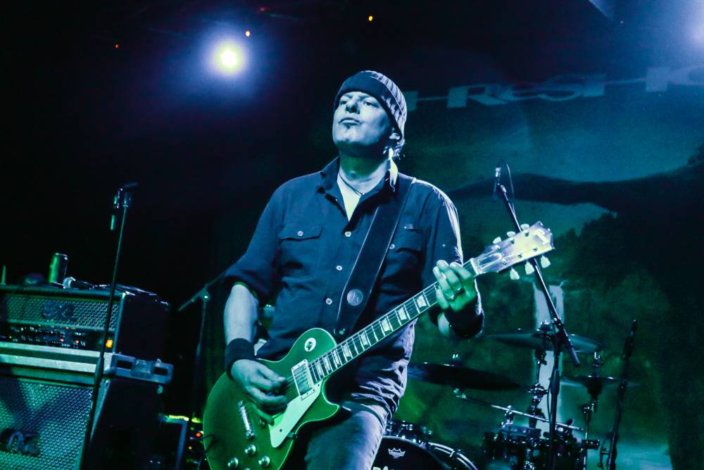 Threshold v Praze aneb Progrockový večer v Nové Chmelnici