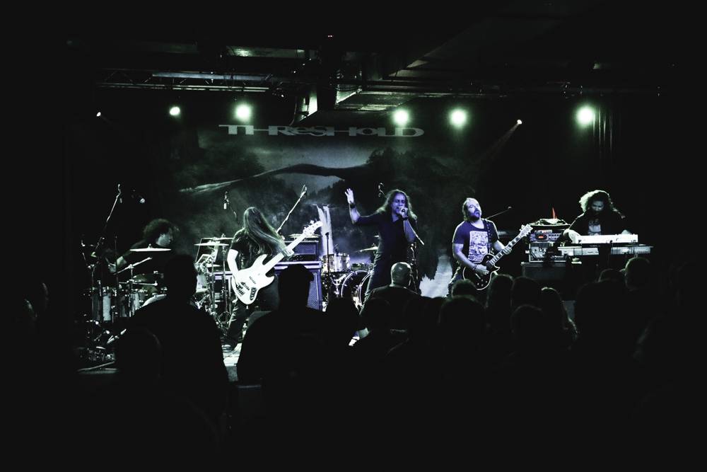 Threshold v Praze aneb Progrockový večer v Nové Chmelnici