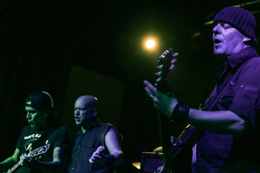 Threshold v Praze aneb Progrockový večer v Nové Chmelnici