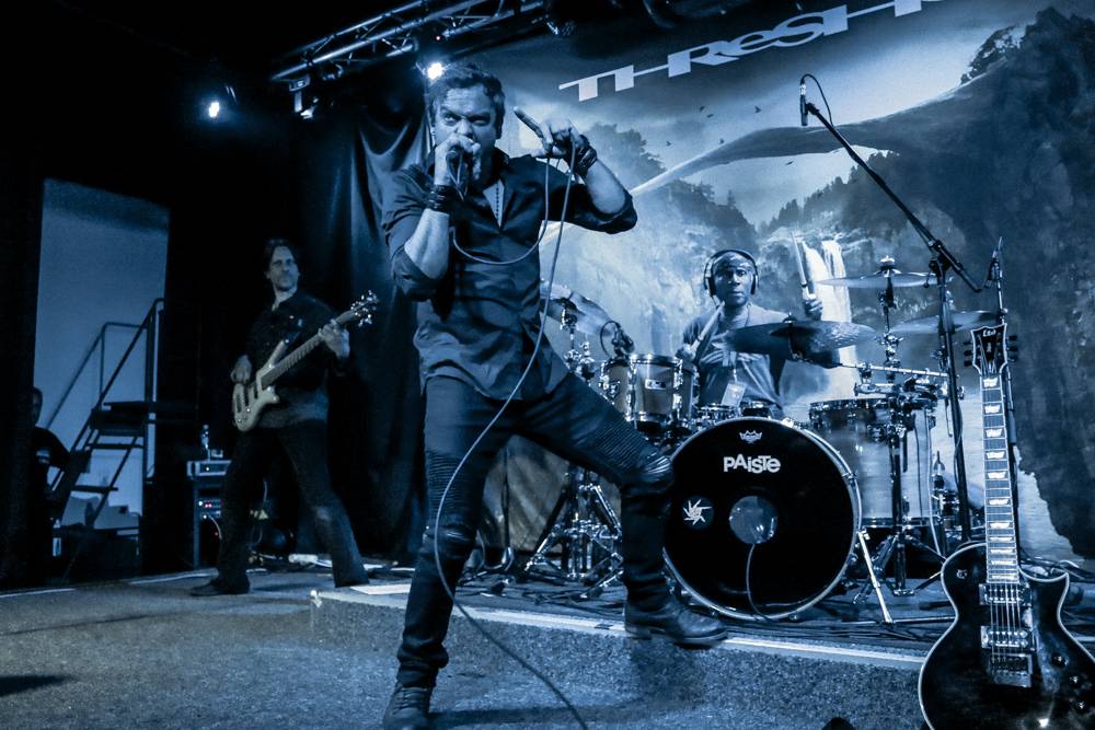 Threshold v Praze aneb Progrockový večer v Nové Chmelnici