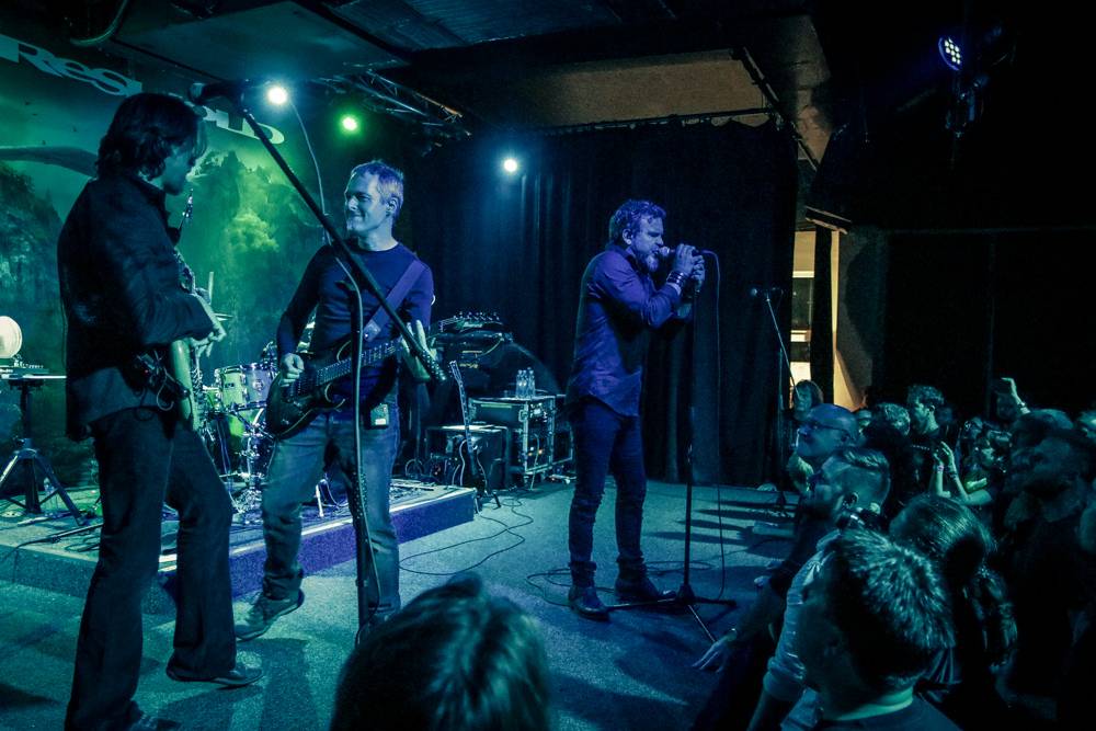 Threshold v Praze aneb Progrockový večer v Nové Chmelnici