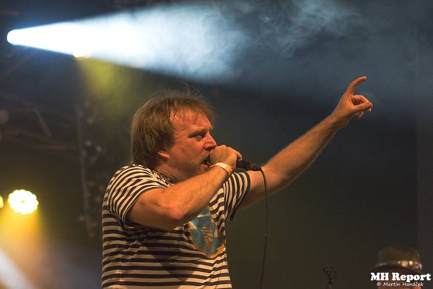 Plexis přivezl do Plzně punkovou energii i album Kašpar v nesnázích. Předskakovala Zvlášňý škola