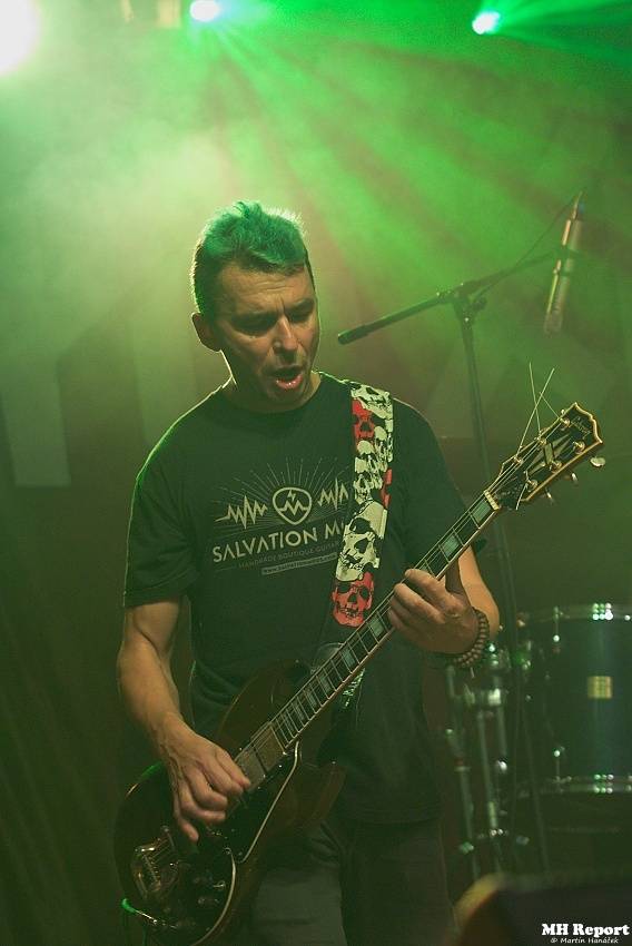 Plexis přivezl do Plzně punkovou energii i album Kašpar v nesnázích. Předskakovala Zvlášňý škola