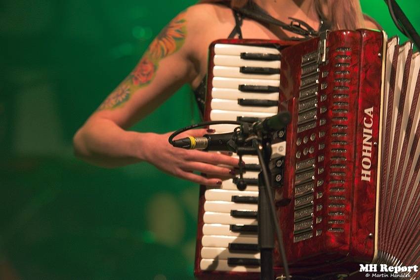 Plexis přivezl do Plzně punkovou energii i album Kašpar v nesnázích. Předskakovala Zvlášňý škola