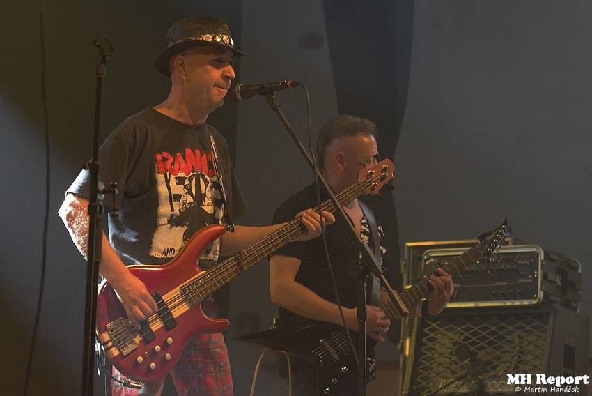 Plexis přivezl do Plzně punkovou energii i album Kašpar v nesnázích. Předskakovala Zvlášňý škola