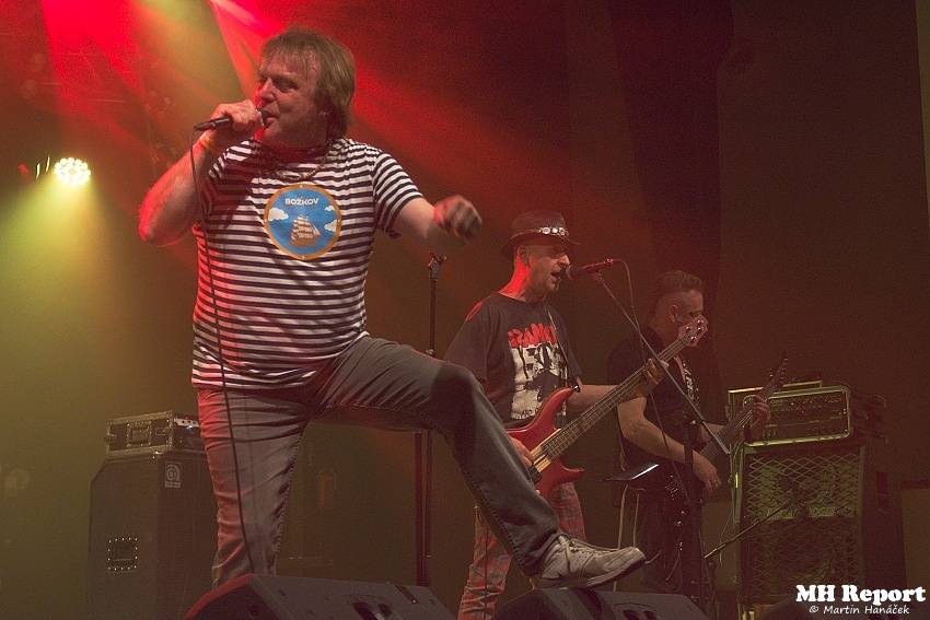 Plexis přivezl do Plzně punkovou energii i album Kašpar v nesnázích. Předskakovala Zvlášňý škola