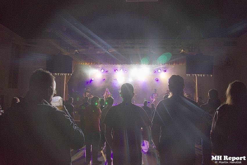 Plexis přivezl do Plzně punkovou energii i album Kašpar v nesnázích. Předskakovala Zvlášňý škola