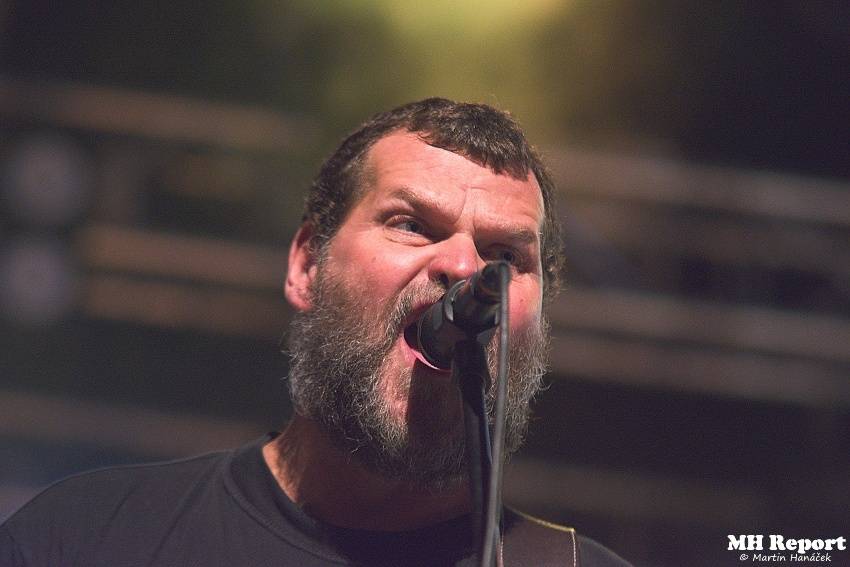 Plexis přivezl do Plzně punkovou energii i album Kašpar v nesnázích. Předskakovala Zvlášňý škola