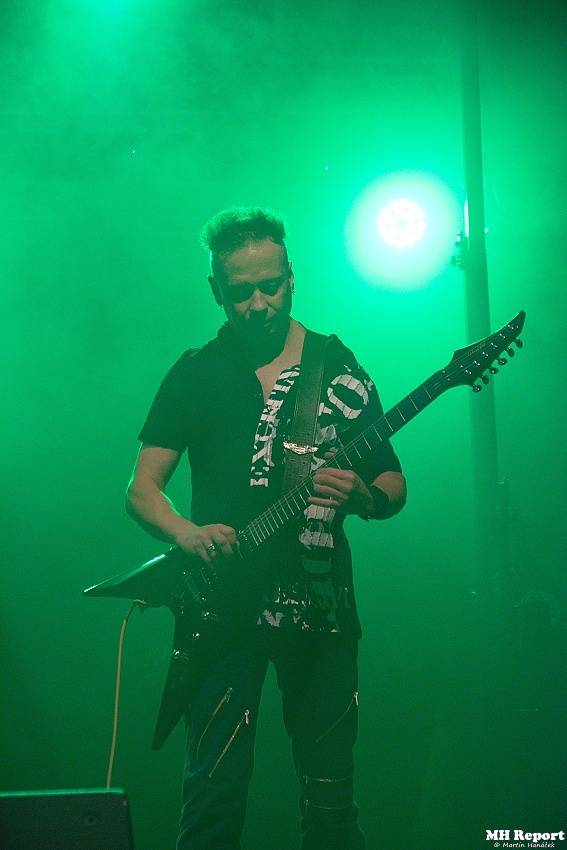 Plexis přivezl do Plzně punkovou energii i album Kašpar v nesnázích. Předskakovala Zvlášňý škola