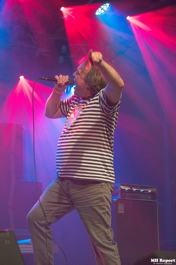 Plexis přivezl do Plzně punkovou energii i album Kašpar v nesnázích. Předskakovala Zvlášňý škola