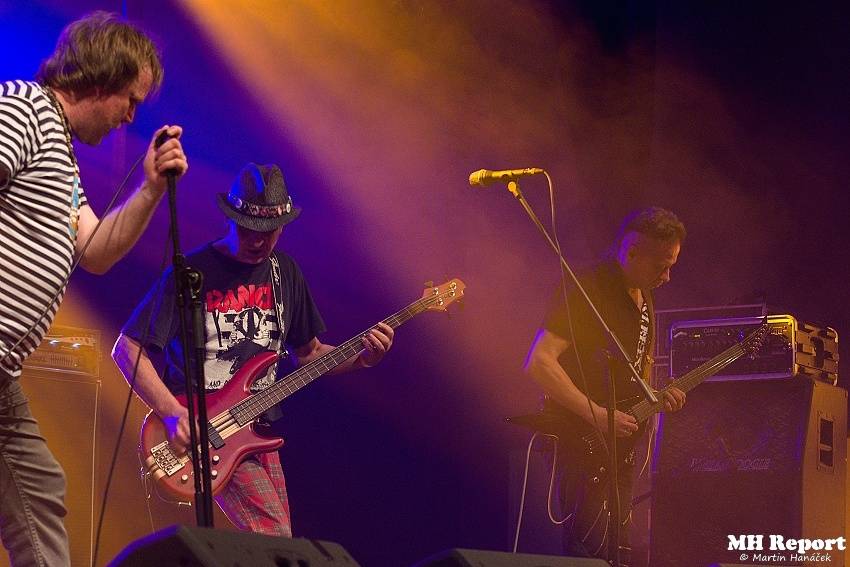 Plexis přivezl do Plzně punkovou energii i album Kašpar v nesnázích. Předskakovala Zvlášňý škola