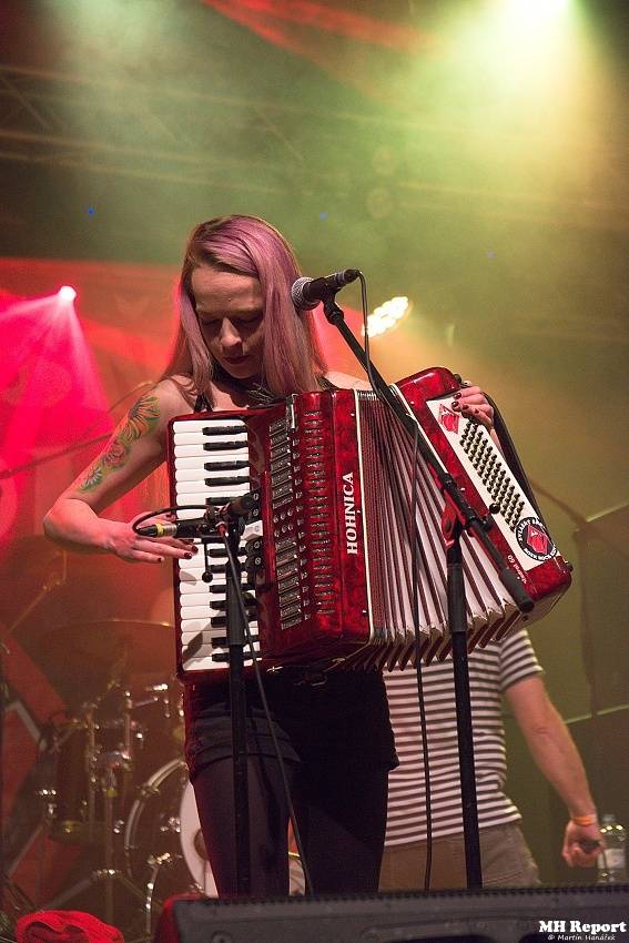 Plexis přivezl do Plzně punkovou energii i album Kašpar v nesnázích. Předskakovala Zvlášňý škola