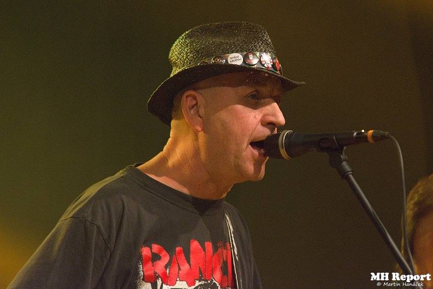 Plexis přivezl do Plzně punkovou energii i album Kašpar v nesnázích. Předskakovala Zvlášňý škola