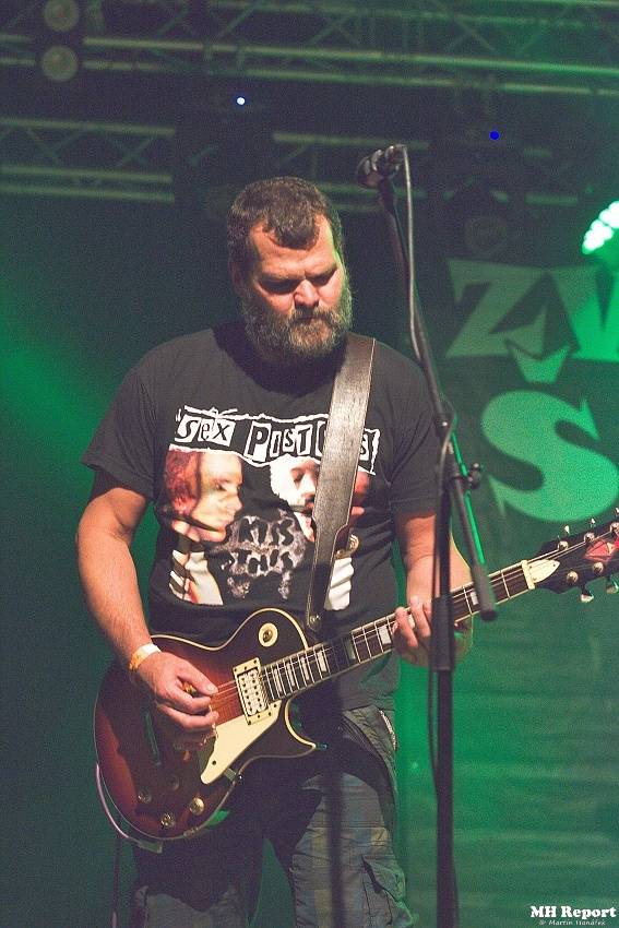 Plexis přivezl do Plzně punkovou energii i album Kašpar v nesnázích. Předskakovala Zvlášňý škola