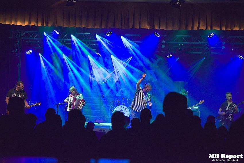 Plexis přivezl do Plzně punkovou energii i album Kašpar v nesnázích. Předskakovala Zvlášňý škola