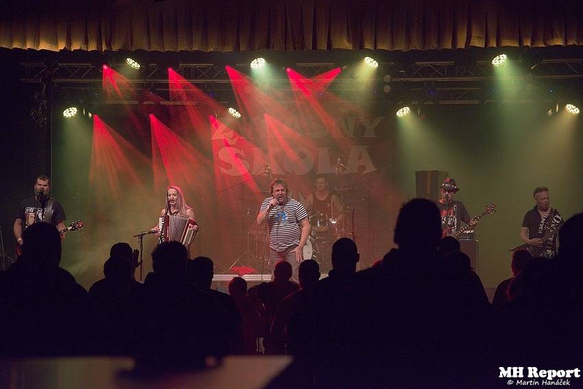 Plexis přivezl do Plzně punkovou energii i album Kašpar v nesnázích. Předskakovala Zvlášňý škola