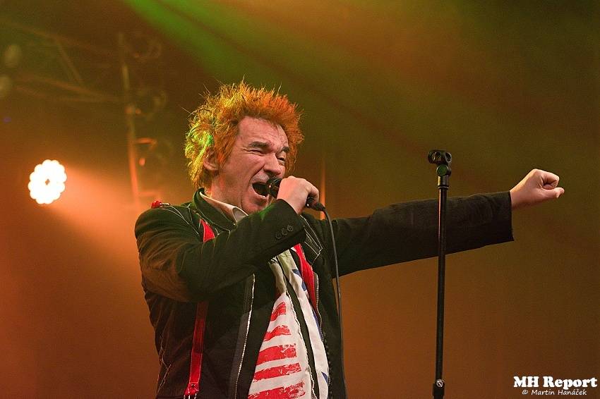 Plexis přivezl do Plzně punkovou energii i album Kašpar v nesnázích. Předskakovala Zvlášňý škola