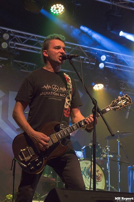 Plexis přivezl do Plzně punkovou energii i album Kašpar v nesnázích. Předskakovala Zvlášňý škola