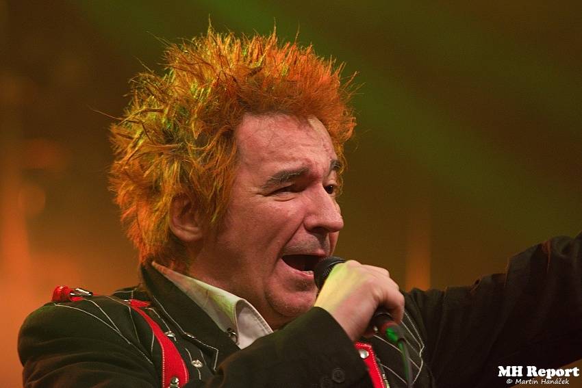 Plexis přivezl do Plzně punkovou energii i album Kašpar v nesnázích. Předskakovala Zvlášňý škola