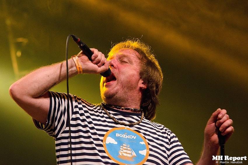 Plexis přivezl do Plzně punkovou energii i album Kašpar v nesnázích. Předskakovala Zvlášňý škola