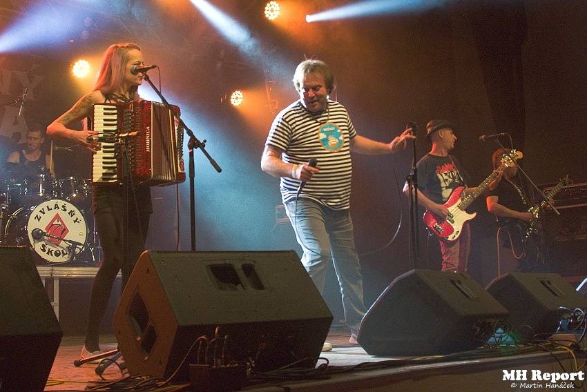 Plexis přivezl do Plzně punkovou energii i album Kašpar v nesnázích. Předskakovala Zvlášňý škola