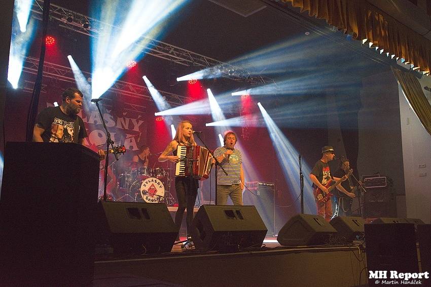 Plexis přivezl do Plzně punkovou energii i album Kašpar v nesnázích. Předskakovala Zvlášňý škola