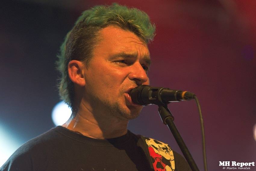 Plexis přivezl do Plzně punkovou energii i album Kašpar v nesnázích. Předskakovala Zvlášňý škola