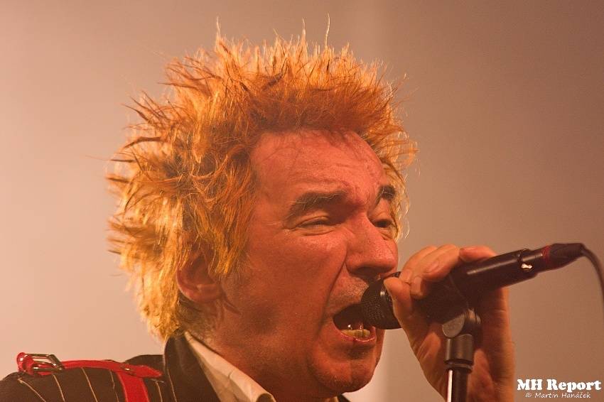 Plexis přivezl do Plzně punkovou energii i album Kašpar v nesnázích. Předskakovala Zvlášňý škola