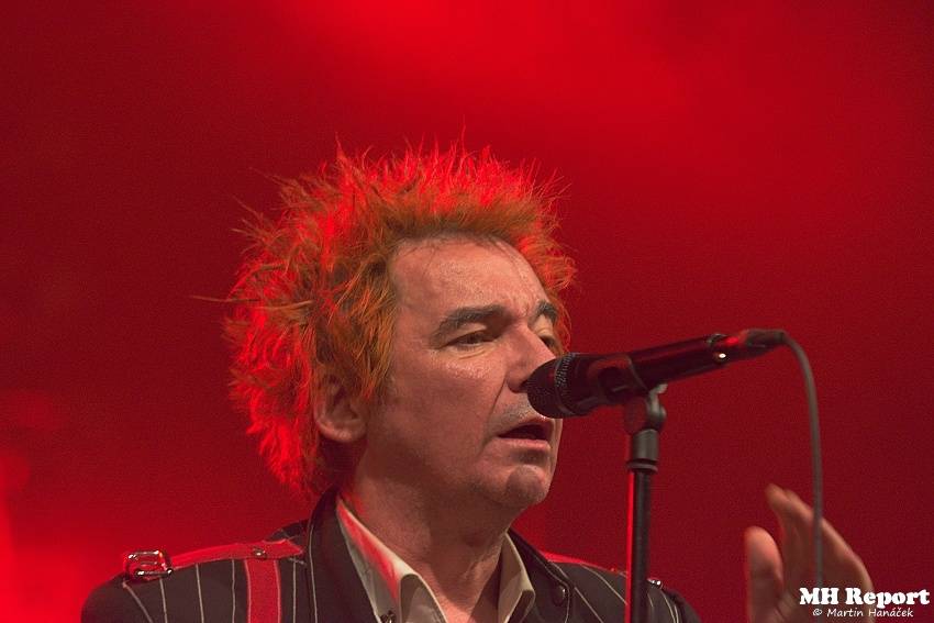 Plexis přivezl do Plzně punkovou energii i album Kašpar v nesnázích. Předskakovala Zvlášňý škola