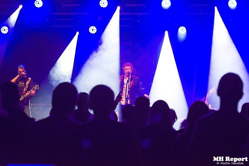 Plexis přivezl do Plzně punkovou energii i album Kašpar v nesnázích. Předskakovala Zvlášňý škola