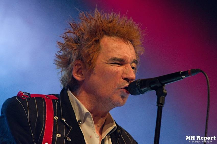 Plexis přivezl do Plzně punkovou energii i album Kašpar v nesnázích. Předskakovala Zvlášňý škola