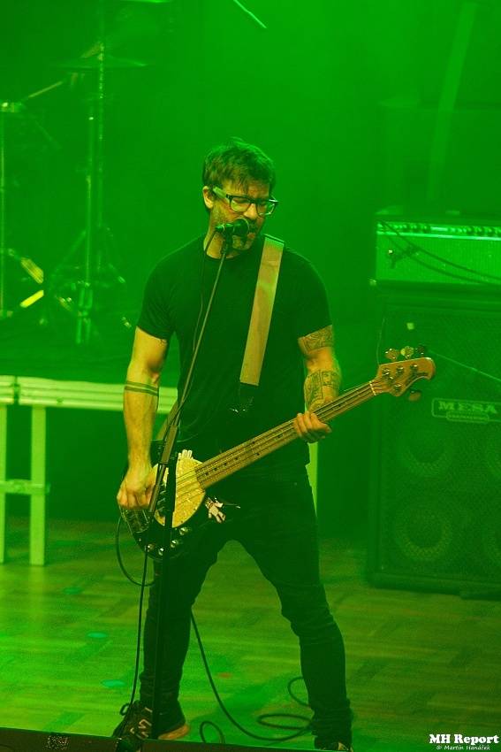 Plexis přivezl do Plzně punkovou energii i album Kašpar v nesnázích. Předskakovala Zvlášňý škola