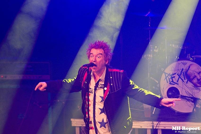 Plexis přivezl do Plzně punkovou energii i album Kašpar v nesnázích. Předskakovala Zvlášňý škola