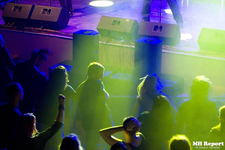 Plexis přivezl do Plzně punkovou energii i album Kašpar v nesnázích. Předskakovala Zvlášňý škola