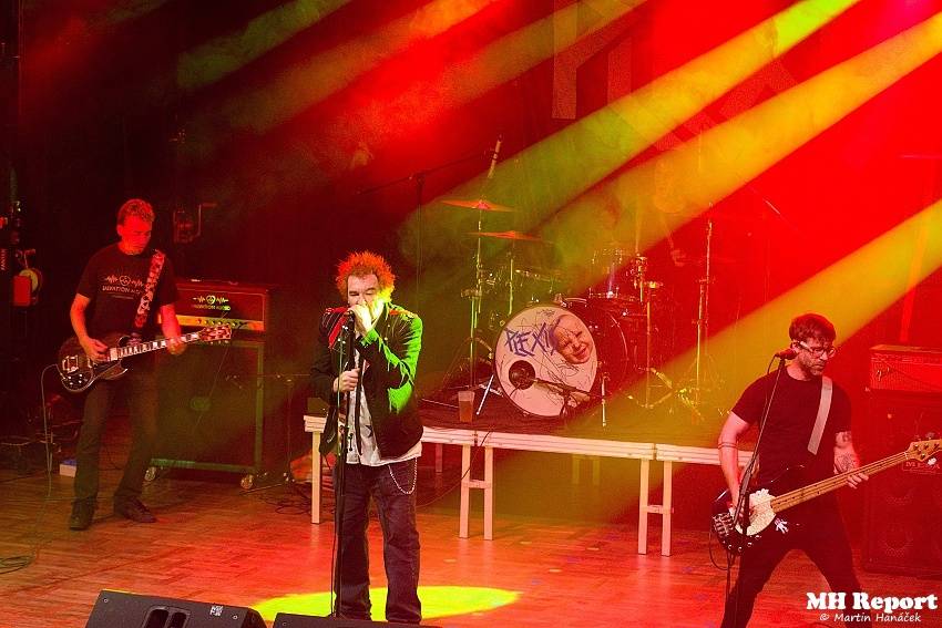 Plexis přivezl do Plzně punkovou energii i album Kašpar v nesnázích. Předskakovala Zvlášňý škola