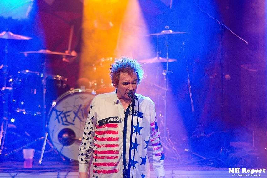 Plexis přivezl do Plzně punkovou energii i album Kašpar v nesnázích. Předskakovala Zvlášňý škola