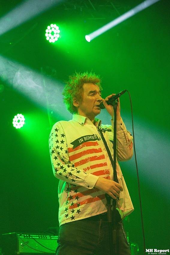 Plexis přivezl do Plzně punkovou energii i album Kašpar v nesnázích. Předskakovala Zvlášňý škola