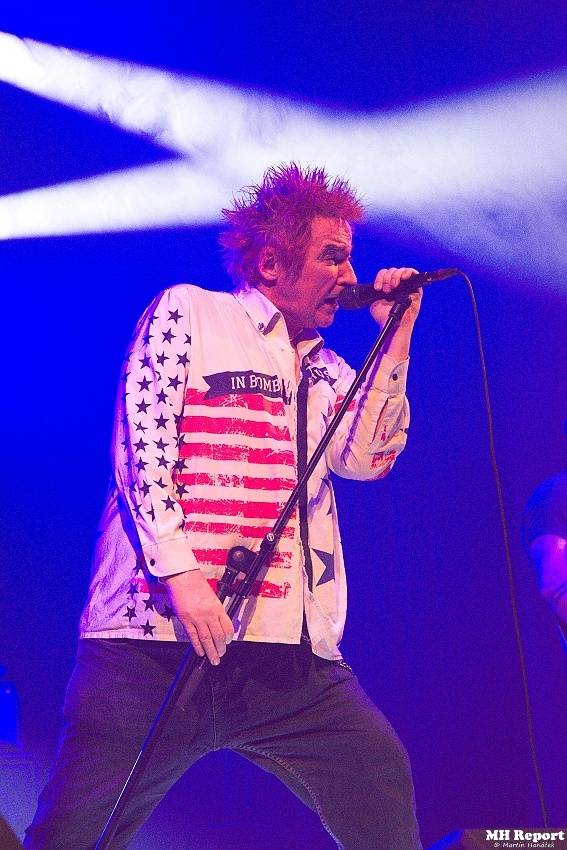 Plexis přivezl do Plzně punkovou energii i album Kašpar v nesnázích. Předskakovala Zvlášňý škola