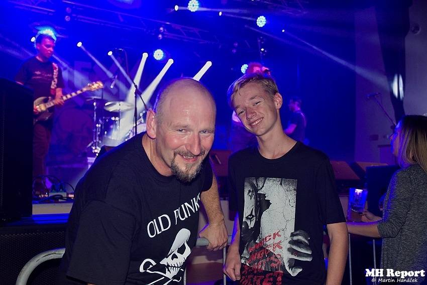 Plexis přivezl do Plzně punkovou energii i album Kašpar v nesnázích. Předskakovala Zvlášňý škola