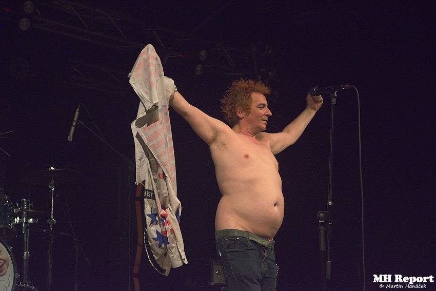 Plexis přivezl do Plzně punkovou energii i album Kašpar v nesnázích. Předskakovala Zvlášňý škola