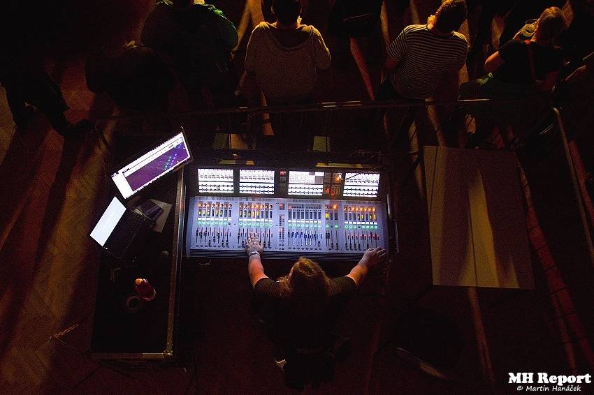 Plexis přivezl do Plzně punkovou energii i album Kašpar v nesnázích. Předskakovala Zvlášňý škola