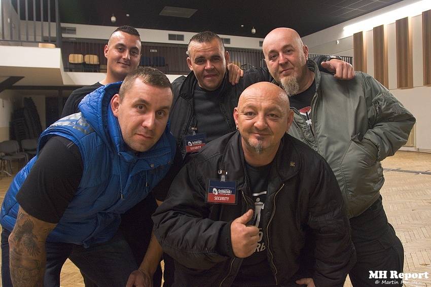 Plexis přivezl do Plzně punkovou energii i album Kašpar v nesnázích. Předskakovala Zvlášňý škola