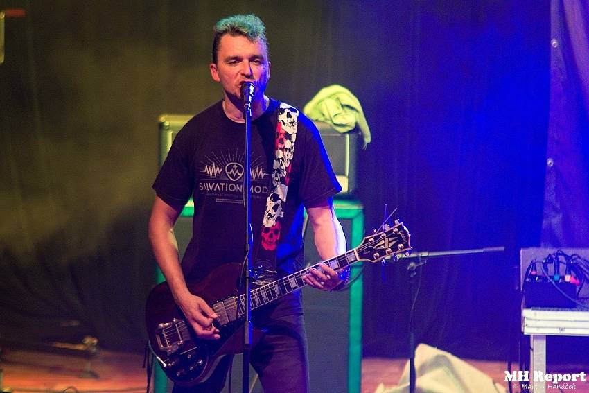 Plexis přivezl do Plzně punkovou energii i album Kašpar v nesnázích. Předskakovala Zvlášňý škola