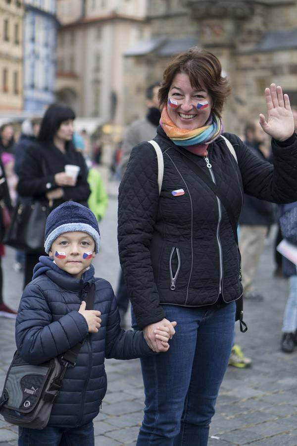 Sto let republiky v Praze slavili Kapitán Demo, Laco Deczi i PSH